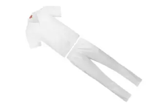 Conjunto sanitario unisex blanco de manga corta y pantalón largo en talla XL dispuesto de forma diagonal sobre fondo blanco.