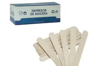 Caja de cartón y abanico de depresores linguales de madera higiénicos apilados sobre fondo blanco.
