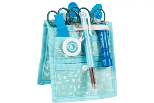 Organizador de bolsillo clínico de color aqua con estampado médico y accesorios sanitarios como tijeras y linterna.