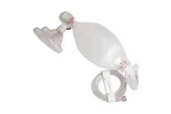 Resucitador manual AMBU SPUR 2 para adultos con mascarilla transparente y tubo de conexión a oxígeno sobre fondo blanco.