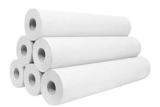 Pila de seis rollos de papel de camilla blanco de una hoja con mandos de cartón centrales sobre fondo blanco.