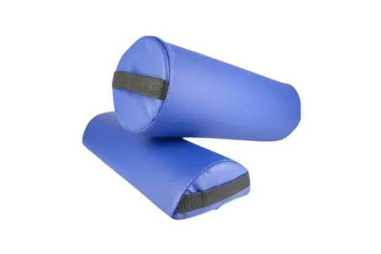 Conjunto de cojín cilíndrico entero y medio cojín rodillo de color azul con asas de sujeción negra sobre fondo blanco.