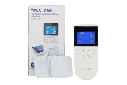 Dispositivo TENS digital blanco de electroterapia con pantalla azul junto a su caja de embalaje y dos electrodos adhesivos.